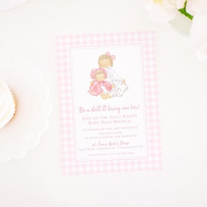 Invitación a fiesta de cumpleaños de muñeca rosa acuarela con borde de guinga rosa / imprimible 5x7 / fiesta de té de muñeca bebé / brunch de muñeca bebé / 0102