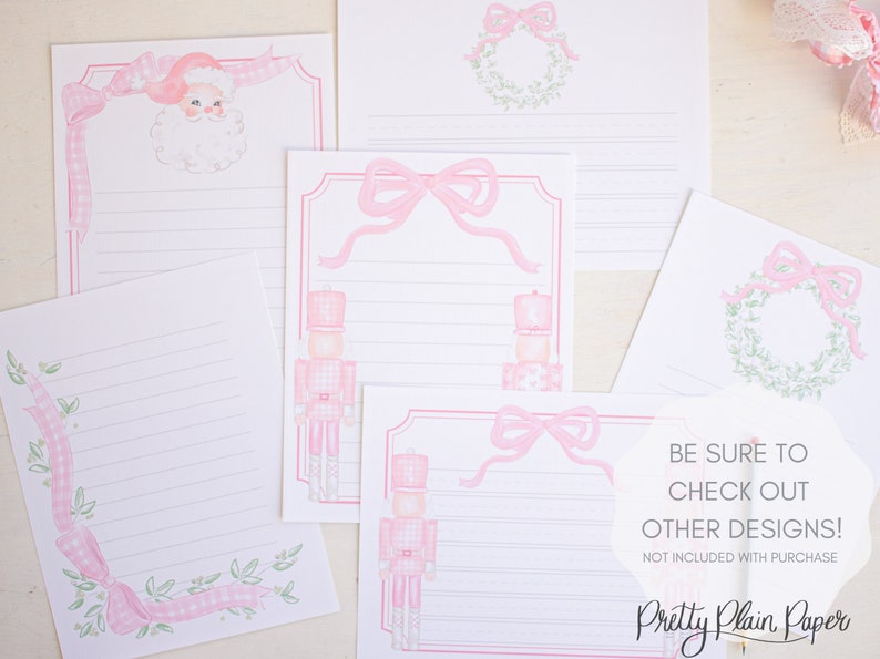 K&ouml;nnte beinhalten: Satz rosa und gr&uuml;ner Weihnachtsbriefpapier mit einem Nussknacker, einem Kranz und einer Schleife. Das Briefpapier hat liniertes Papier zum Schreiben von Briefen.