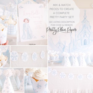 Pu&ograve; includere: Un set per feste a tema invernale con decorazioni di fiocchi di neve blu e bianchi, involucri per cupcake e cappelli da festa. Il set include uno striscione con fiocchi di neve, involucri per cupcake con un motivo a fiocco di neve e cappelli da festa con un motivo a quadri blu e bianchi. Il testo "Mix & Match Pieces to Create a Complete Pretty Party Set!" &egrave; visibile nell'immagine. Il testo "See Listing Description for Code & Website Pretty Plain Paper" &egrave; anche visibile nell'immagine.