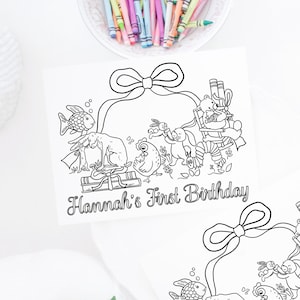 Op de afbeelding: Zwart-wit kleurplaat met de tekst "Hannah's First Birthday". De pagina bevat illustraties van een vis, een schaap, een kip, konijnen en een beer in een kinderwagen, allemaal binnen een decoratief boogvormig frame.
