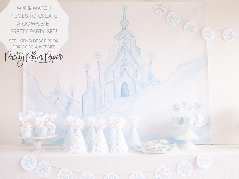 Pu&ograve; includere: Uno sfondo per feste a tema paese delle meraviglie invernale con un'illustrazione di castello blu e bianco. Lo sfondo &egrave; decorato con una ghirlanda di fiocchi di neve. Ci sono anche cupcake e cappelli da festa su un tavolo bianco davanti allo sfondo.