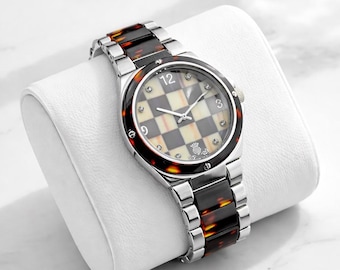 Reloj MacKenzie-Childs Courtly Check, juego completo, reloj de cuarzo japonés, caja de acero y resina de carey de 40 mm con caja original.