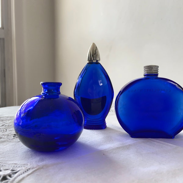 Collection de flacons de parfum bleus : 'Night in Paris' Colbalt Blue Glass | Flacons de parfum vintage, cadeau de la Saint-Valentin du milieu du siècle