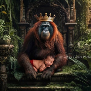 Könnte beinhalten: Ein großer Orang-Utan mit einer goldenen Krone sitzt auf einem Thron in einer Dschungelkulisse. Ein kleines Baby schläft in den Armen des Orang-Utans.