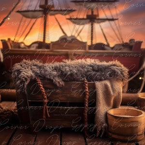 Può includere: Una cassa di legno con un sacco di juta e una coperta di pelliccia sintetica grigia, posizionata su un molo di legno con una grande nave sullo sfondo. La scena è illuminata da un caldo tramonto.