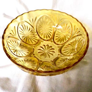 Beautiful amber Anchor Hocking glass salad bowl Star Cameo Medallion design