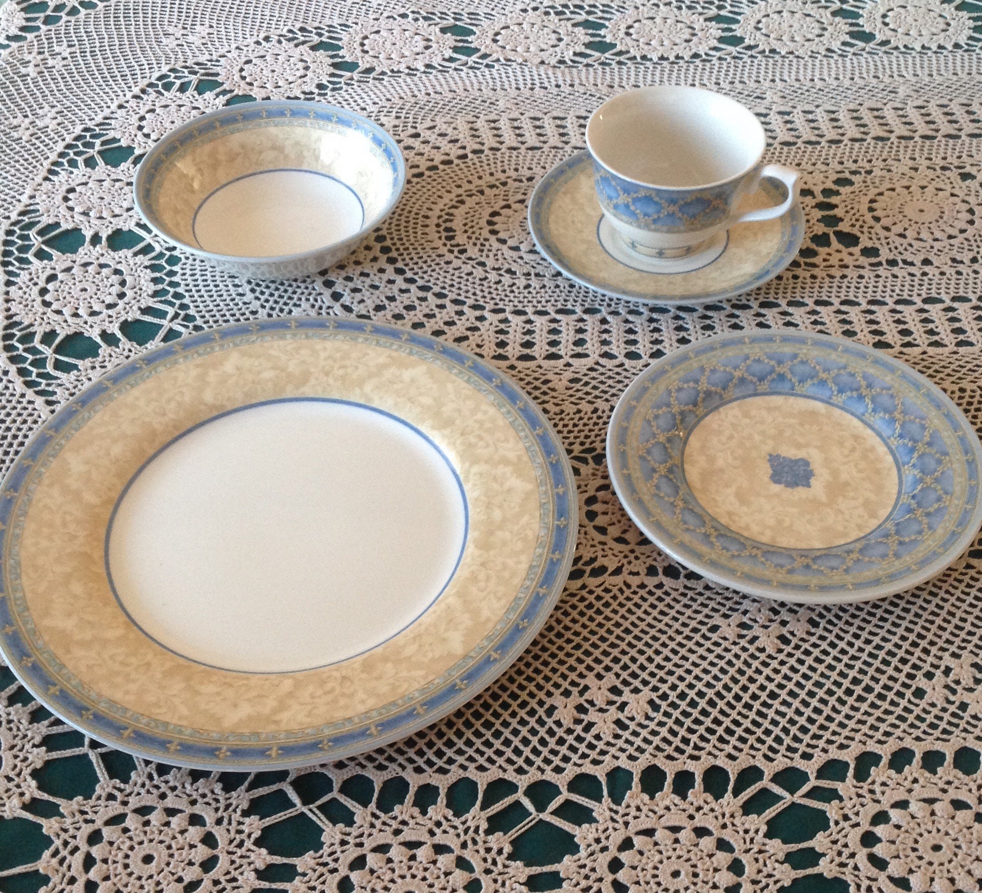 5 piece place setting London Prague pattern by Jeff Banks England Churchill fine porcelain dinnerware Ports of Call series