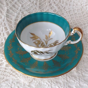 Lovely Vintage Aynsley English bone china teacup set