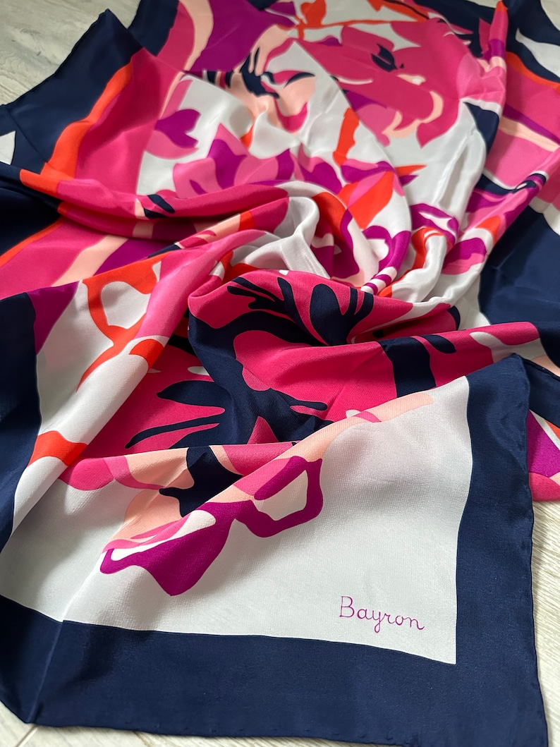 Foulard En Soie BAYRON Vintage - Dimensions 85x86 Cm - Bord Bordeaux - Occasion - Très Bon état