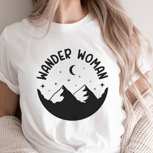 Wander Woman SVG Mountains Camping svg Escursionismo all'aperto per il taglio Avventura Cricut Cut File