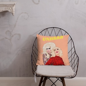 Almofada Premium Trixie e Katya | LGBT | Queer | Drag Queen | Cartões Gay | RuPaul's Drag Race | UNhhhh