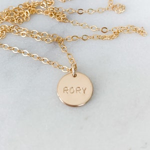 Petits noms 9 mm | Rempli d'or 14 carats | Rempli d'or rose 14 carats | Argent sterling .925 | Minimaliste | cadeau pour elle | Prénoms d'enfants