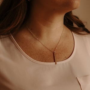 Vertikale Kette | Gehämmerte Bar | 14k Gold filled | .925 Sterling Silber | Alltägliche Gebrauchsspuren