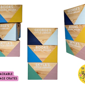 Könnte beinhalten: Stapelbare Holzkisten mit bunten geometrischen Mustern und dem Text "BOOKS, BOOKS, BOOKS", "GEORGE'S LITTLE LIBRARY" und "SKYLA'S LITTLE LIBRARY". Die Kisten sind mit dem Text "STACKABLE STORAGE CRATES" beschriftet.