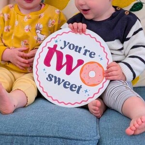 手描きの木製バースデーサイン、カスタムカラー、写真撮影用小道具（25 cm）