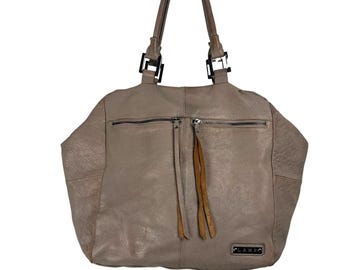 Bolso de mano Gwen Stefani de piel color topo con borlas L.A.M.B., diseño pata de gallo gris Y2K