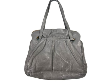 Bolso de hombro vintage de cuero gris con marco y cierre de beso plisado