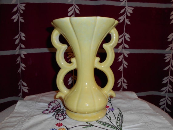 Vintage 8 75 Inch Iridescent Yellow Gonder Vase With Large Etsy