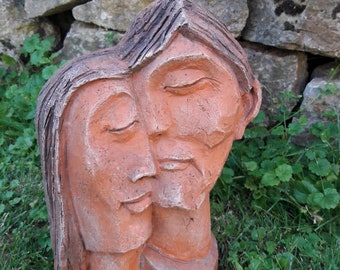 Tonfigur, Handgefertigte Keramikskulptur, Liebespaar aus Ton, Gartenfigur Mann und Frau, Unikat, Geschenk Paare, Handarbeit, handbemalt