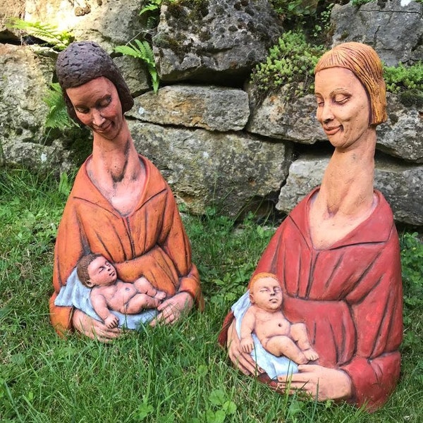 Tonfigur, Handgefertigte Keramikskulptur, Mutter mit Kind, Mutterliebe, symbolische ausdrucksstarke Plastik, Muttertag, Dekoration Garten
