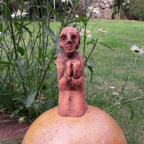 Tonfigur, Handgefertigte Keramikskulptur, kniender Beter, Mann auf Kugel, Gartenfigur, Dekoration, Handarbeit, handbemalt, Einzelstück