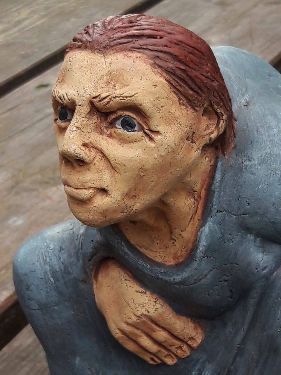 Tonfigur, Handgefertigte Keramikskulptur, Bettlerfigur, sitzender Mann