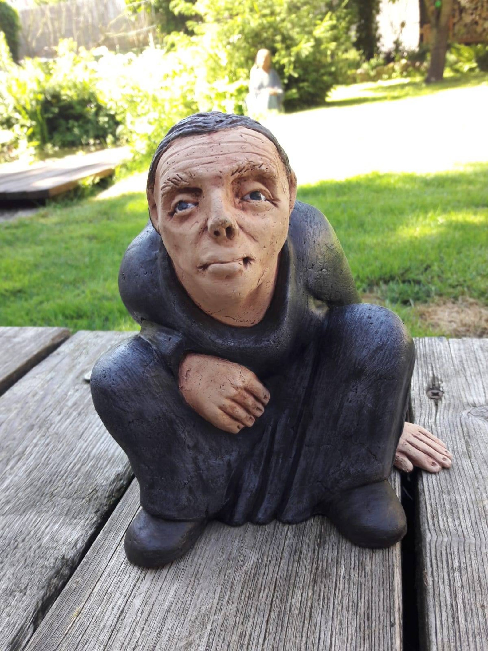 Tonfigur, Handgefertigte Keramikskulptur, Bettlerfigur, sitzender Mann