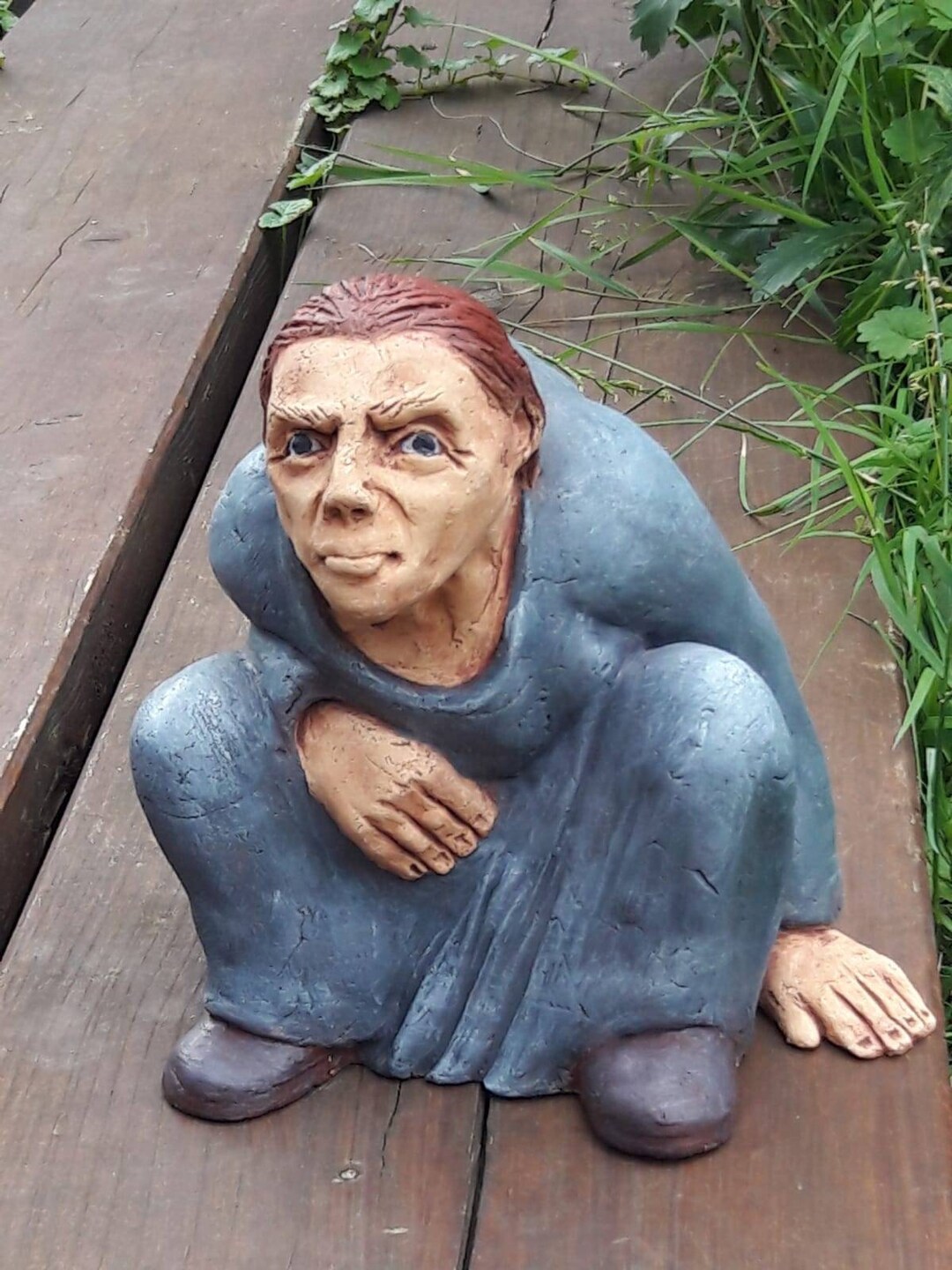 Tonfigur, Handgefertigte Keramikskulptur, Bettlerfigur, sitzender Mann
