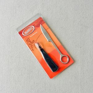 Peut inclure: Un ensemble de couteaux Trout/Bird emballé. L'ensemble comprend un couteau en acier inoxydable avec une poignée en anneau et un outil à manche noir. L'emballage est orange et rouge avec le logo "Marbles" et une illustration de pêche.