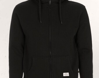Può includere: Una felpa con cappuccio nera con zip, coulisse e una piccola patch con logo sul lato inferiore sinistro.