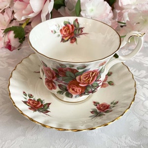 Royal Albert « Centennial Rose » Edition Gold Gilt vintage Tasse à thé & Soucoupe Os Chine - Tea Party Princesse Mariage Pastel Rose Rose