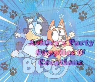 Puede incluir: Un fondo azul claro con imágenes de dibujos animados de Bluey y Bingo, con el texto "Ashley's Party Supplies & Creations" y la palabra "Bluey". La imagen también incluye huellas de patas y estrellas.