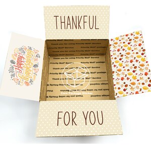 Może przedstawiać: Brązowe pudełko kartonowe z białym wzorem w kropki i nadrukiem "THANKFUL" w kolorze czerwonym. Pudełko jest otwarte i zawiera kartkę z nadrukiem "Happy Thanksgiving" w kolorze czarnym i pomarańczowym. Pudełko ma r&oacute;wnież naklejkę z przodu z napisem "FOR YOU" w kolorze brązowym.