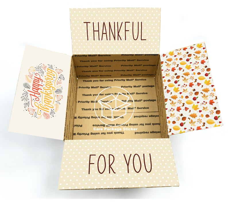 Może przedstawiać: Brązowe pudełko kartonowe z białym wzorem w kropki i nadrukiem "THANKFUL" w kolorze czerwonym. Pudełko jest otwarte i zawiera kartkę z nadrukiem "Happy Thanksgiving" w kolorze czarnym i pomarańczowym. Pudełko ma r&oacute;wnież naklejkę z przodu z napisem "FOR YOU" w kolorze brązowym.