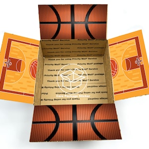Puede incluir: Una caja de cart&oacute;n abierta con tem&aacute;tica de baloncesto. La caja est&aacute; decorada con una cancha de baloncesto y una pelota de baloncesto en las solapas superior e inferior. El interior de la caja est&aacute; forrado con papel marr&oacute;n y tiene impreso el texto "Gracias por usar el servicio Priority Mail". La caja tambi&eacute;n tiene una pegatina que dice "Care Package Sticker".