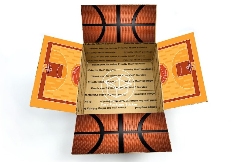 Puede incluir: Una caja de cart&oacute;n abierta con tem&aacute;tica de baloncesto. La caja est&aacute; decorada con una cancha de baloncesto y una pelota de baloncesto en las solapas superior e inferior. El interior de la caja est&aacute; forrado con papel marr&oacute;n y tiene impreso el texto "Gracias por usar el servicio Priority Mail". La caja tambi&eacute;n tiene una pegatina que dice "Care Package Sticker".