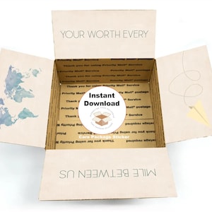Könnte beinhalten: Ein brauner Karton mit dem Text "YOUR WORTH EVERY" auf der oberen Klappe. Die Schachtel ist geöffnet und das Innere ist mit braunem Packpapier ausgekleidet. Ein weißer runder Aufkleber mit dem Text "Instant Download" ist auf der Innenseite der Schachtel angebracht. Der Text "Care Package Sticker" ist unter dem Aufkleber gedruckt. Der Text "MILE BETWEEN US" ist auf der unteren Klappe der Schachtel gedruckt.