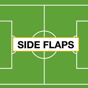 K&ouml;nnte beinhalten: Ein gr&uuml;ner Fu&szlig;ballplatz mit wei&szlig;en Linien, die das Feld markieren, einem Mittelkreis und zwei Strafr&auml;umen. Ein gelbes Banner mit dem Text "SIDE FLAPS" ist in der Mitte des Feldes angebracht.