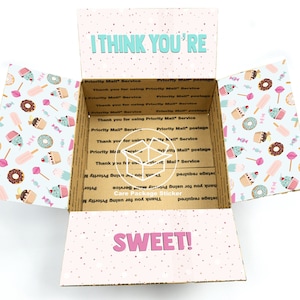 Boîte cadeau de bonbons / kit d’autocollants de forfait de soins universitaires / boîte de déploiement pour lui / dessert longue distance pour ami / autocollants de rabat de boîte d’expédition