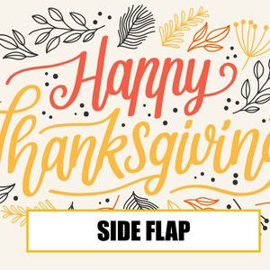 Może przedstawiać: Wz&oacute;r z motywem Dnia Dziękczynienia z tekstem "Happy Thanksgiving" w stylizowanych ż&oacute;łtych i czerwonych literach otoczony czarnymi i pomarańczowymi stylizowanymi liśćmi i gałęziami. Tekst "SIDE FLAP" znajduje się w białym prostokącie z ż&oacute;łtą ramką.