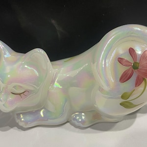 FENTON 眠猫 Fenton, Opalescent Laying Sleeping Cat, Purple Floral Hand