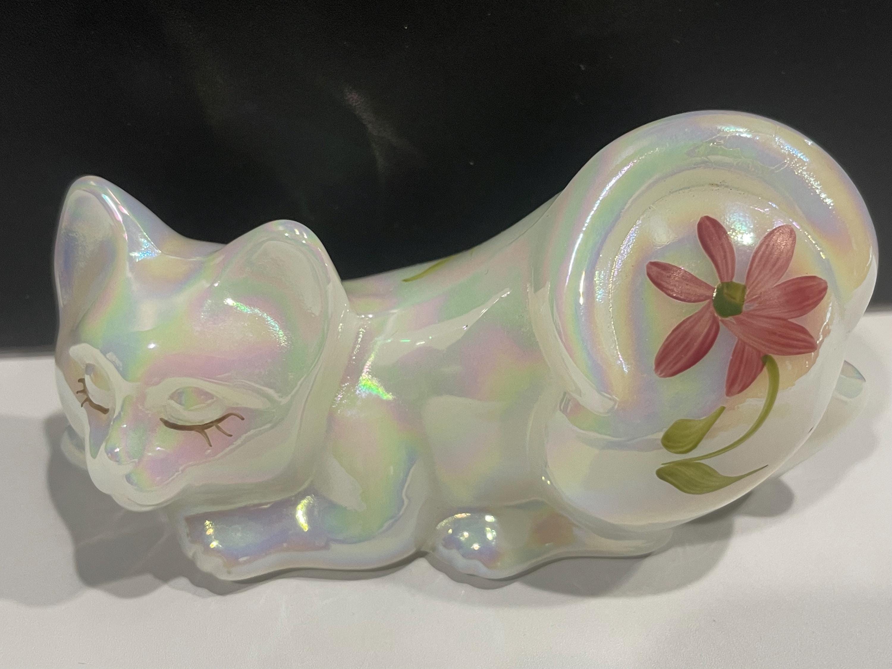 FENTON 眠猫 Fenton, Opalescent Laying Sleeping Cat, Purple Floral Hand