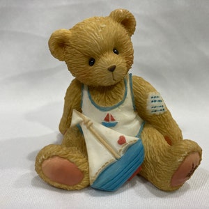 Cherished Teddies, Enesco, Arthur 914827, 9D43/504, Teddy Bear with Sail Boat, August Birthday Bear