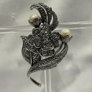 Kenneth Jay Lane for Avon, Faux Pearl Floral Brooch Brooch, Flower Brooch with Faux Pearls and Rhinestones, Jewelry Gift for Her