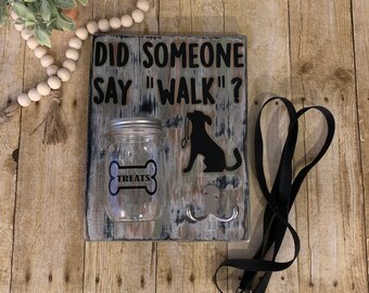 ¿Alguien dijo paseo personalizado perro tratar jar y correa titular, golosina para perros y soporte de correa para colgar en la pared, nuevo regalo de cachorro, regalo de perro, regalo de perro