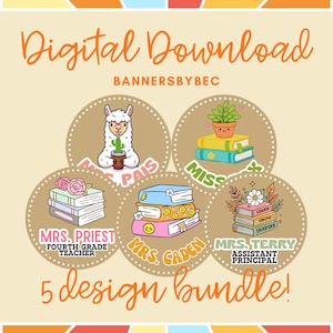 Pode incluir: Download digital com cinco designs com tema de professores. Cada design inclui uma pilha de livros e uma ilustração única, como uma lhama com um cacto, uma planta em vaso ou flores. Os designs são rotulados com nomes e títulos de professores.