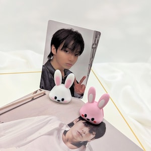 Voyageur debout de carte photo avec photo lapin | BTS Jungkook