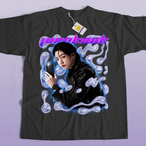 Chemise vintage Jungkook de l&#39;an 2000 ; chemise vintage jungkook ; t-shirt graphique jungkook ; chemise kpop ; koocore; chemise jungkook ; chemise vintage bangtan
