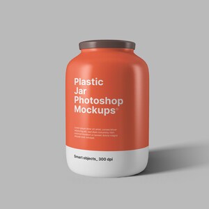 Puede incluir: Un tarro de plástico rojo con tapa marrón. El tarro es una maqueta para el envasado de productos y tiene el texto "Plastic Jar Photoshop Mockups" en la parte delantera. El texto "Smart objects, 300 dpi" está en la parte inferior del tarro.