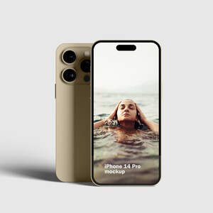 Może przedstawiać: Złota makiety iPhone'a 14 Pro z fotografią osoby pływającej w oceanie na ekranie. Tekst "iPhone 14 Pro mockup" jest wyświetlany u dołu ekranu.